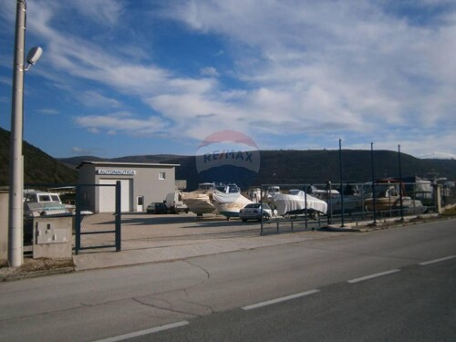 Suha marina, zgrada 150m2 sa terenom 4000m2
