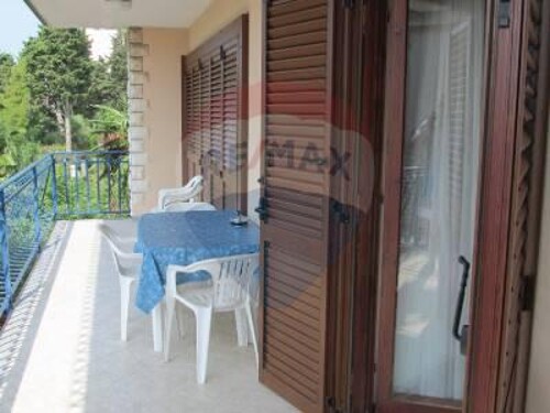 Istra, Umag, apartmanska kuća prvi red do mora