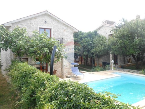 Istra, Peruški, 2 kamene kuće sa bazenom