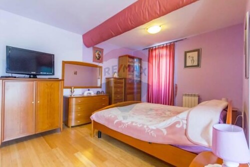 PULA: PREKRASNO UREĐENA I NAMJEŠTENA KUĆA BLIZU MORA