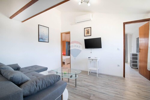 Istra, Medulin- Apartmanska kuća 50m od mora