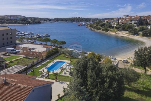 ISTRA, Pula, Vila 1.red od mora