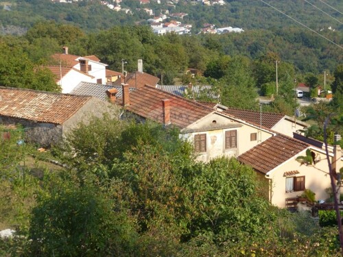 MATULJI - KUĆA SA 1.200m2 OKUĆNICE