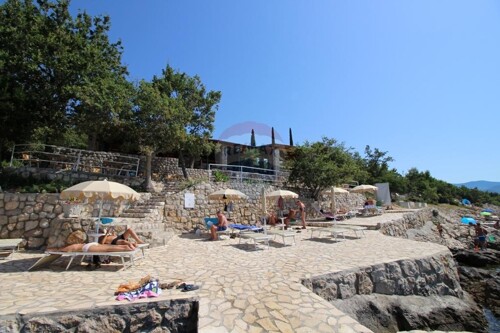 Novi Vinodolski, restoran uz more
