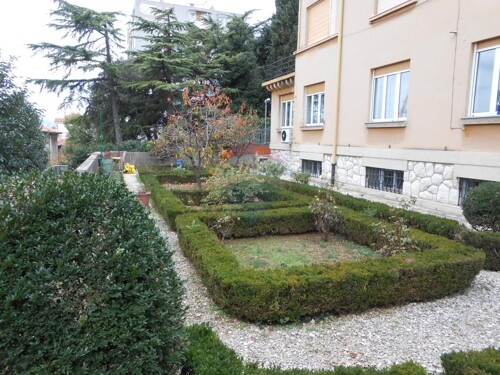 Prodaje se samotojeća Vila na Pećinama
