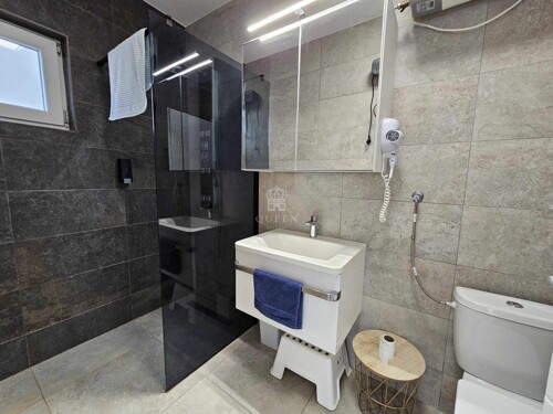 Moderno opremljen apartman sa krovnom terasom/ pogled na more