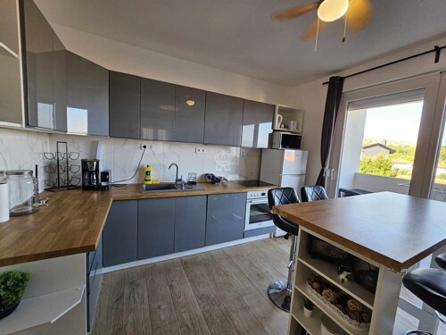 Moderno opremljen apartman sa krovnom terasom/ pogled na more