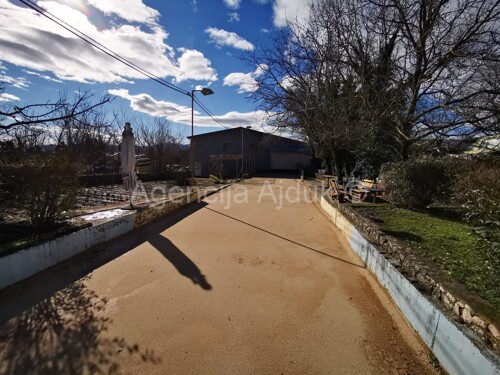 Imotski poslovni objekt 635 m2 sa zemljištem 1950 m2