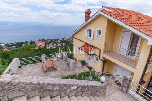 Lovran, Liganj – Kuća s 3 stana, bazenom i pogledom na more