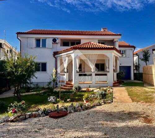 Kuća sa 4 apartmana u centru Vira - Vir