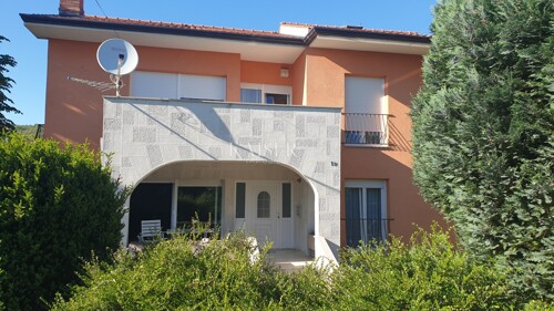 Kastav, Trinajstići – Kuća s dva stana i velikom okućnicom