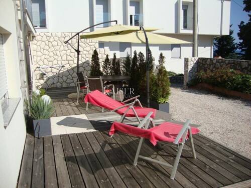 Novi Vinodolski – Vila s tri apartmana na samom moru