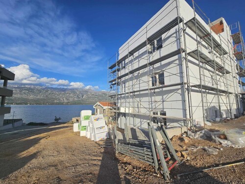 Apartman sa privatnim dvorištem drugi red od mora- Novogradnja