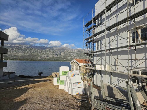 Apartman sa privatnim dvorištem drugi red od mora- Novogradnja