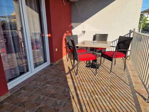 Vodice - namještena 3 apartmana + zemljište - moguća nadogradnja!