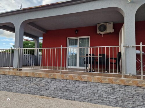 Vodice - namještena 3 apartmana + zemljište - moguća nadogradnja!