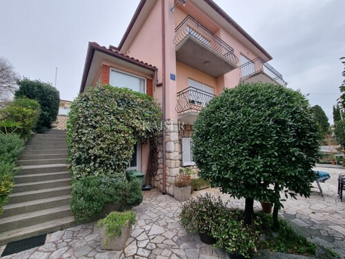 Novi Vinodolski, centar - kuća 250m2 sa velikom okućnicom