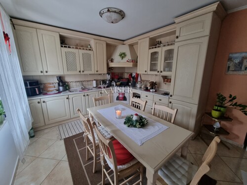 Novi Vinodolski, centar - kuća 250m2 sa velikom okućnicom
