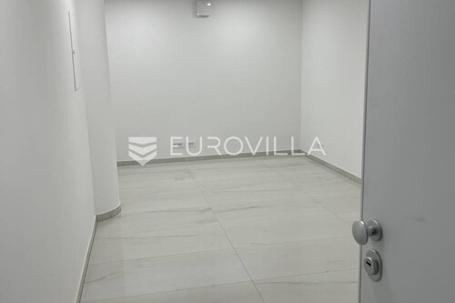 Pula, Centar - adaptiran i uređen poslovni prostor u strogom centru, NKP 18 m2