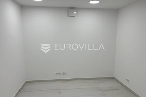 Pula, Centar - adaptiran i uređen poslovni prostor u strogom centru, NKP 18 m2