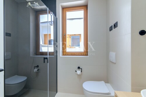 Thumbnail 5604335 - 12