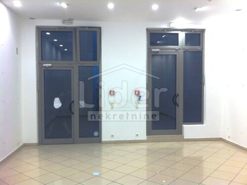 ULIČNI LOKAL, 100 m OD KORZA, 44m2