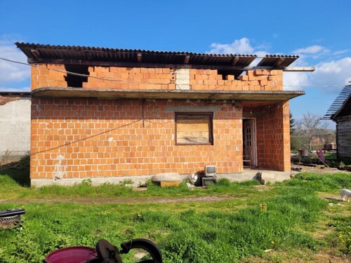 Glavničica, roh bau prizemnica, tri pomoćna objekta, 3800m2 (prodaja)