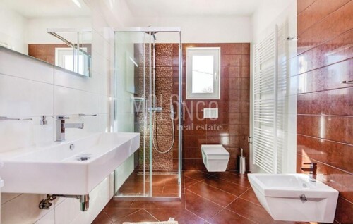 Thumbnail 5731240 - 6