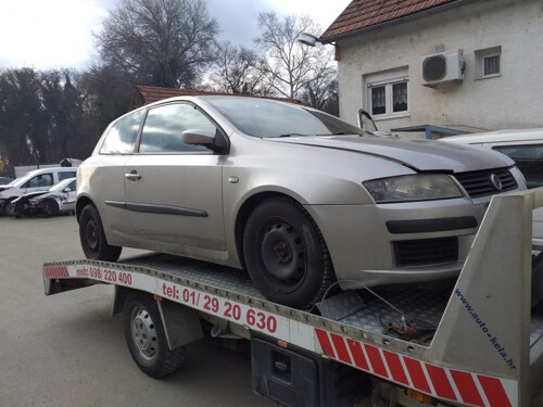 Stilo dijelovi, Fiat Stilo 1.6 16V u dijelovima prodajem