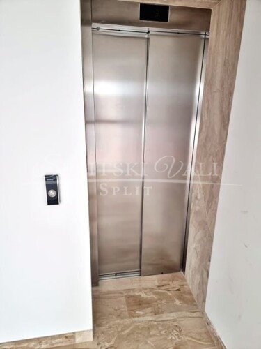 Thumbnail 5741170 - 2