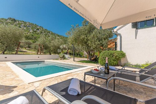 Thumbnail 5742439 - 4