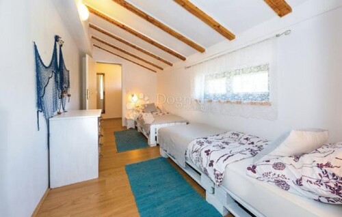 Thumbnail 5742439 - 12