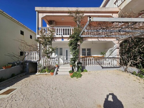 Kuća sa 2 prostrana apartmana - Miljkovica