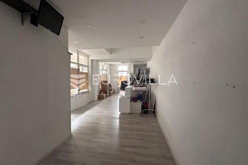 Istra, Rovinj, poslovni prostor na frekventnoj lokaciji NKP 74,57m2