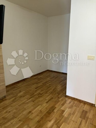 Thumbnail 5836232 - 5