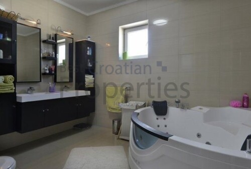 Thumbnail 5847409 - 13