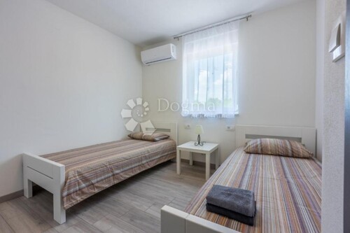 Thumbnail 5862605 - 10