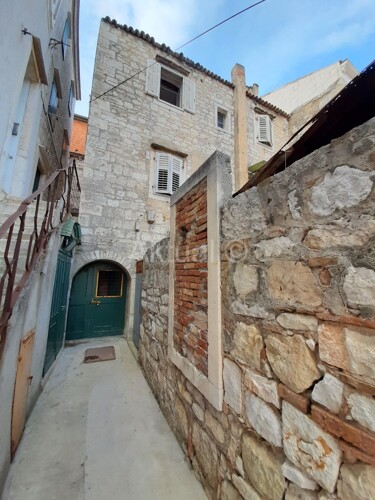KAMENA KUĆA, 135 m2, VIS, ATRAKTIVNA LOKACIJA UZ MORE - PRODAJA