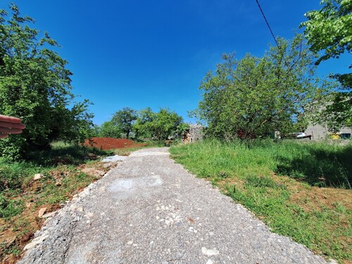 Istra, okolica Barbana, građ. zemljište 1000 m2 sa dva ucrtana objekta