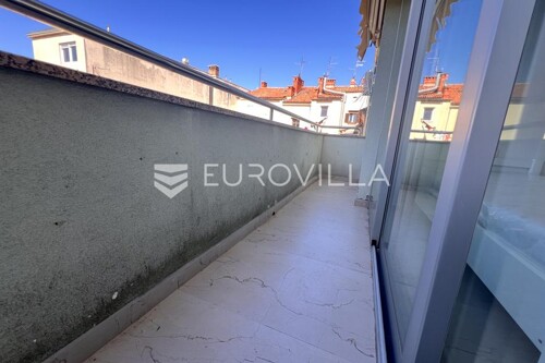 Pula, Centar - dugoročni najam trosobnog stana s balkonom od 01.01.2025. , 2...