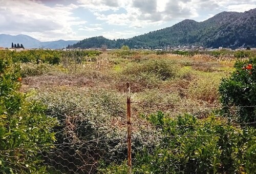 Dolina Neretve, Opuzen (Strimen), parcela 2284 m2; sva infrastruktura!
