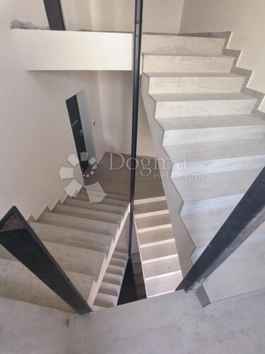 Thumbnail 5911594 - 6