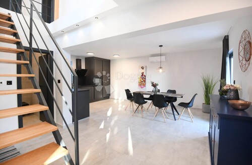 Thumbnail 5913870 - 3