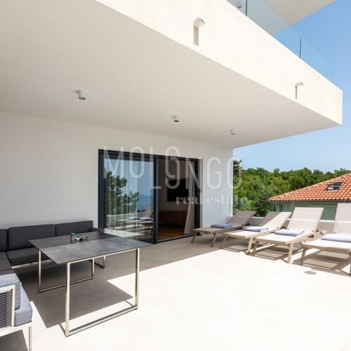 Thumbnail 5918497 - 5