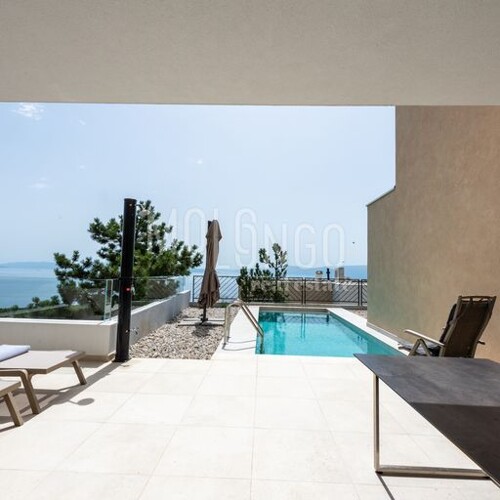 Thumbnail 5918497 - 4