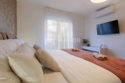 Thumbnail 5918628 - 12