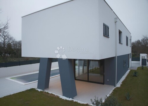 Thumbnail 5930690 - 4