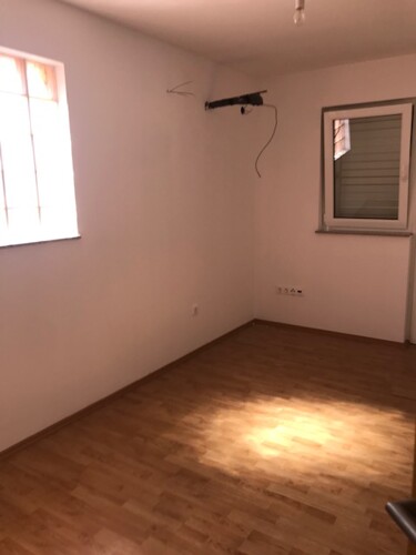 Kuća 230 m2 samostojeća sa 4 app,garažom i okućnicom
