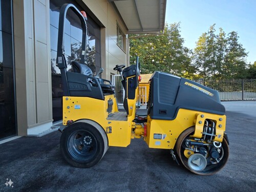Valjak Bomag BW100 AD-5 Kubota motor bager demper traktorska kosilica 4x4
