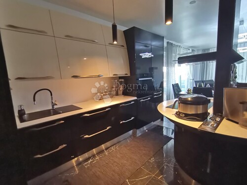 Thumbnail 5950337 - 3